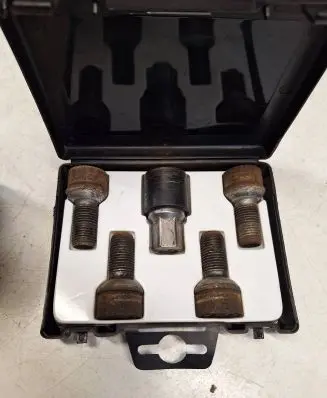 Mercedes-Benz C W204 Nuts/bolts 