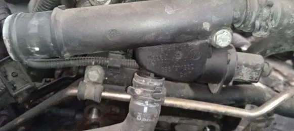 Volkswagen Touran I Engine coolant pipe/hose 038121132D