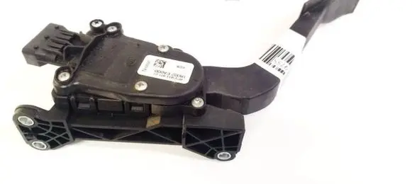 Accelerator throttle pedal