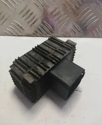Opel Meriva A Glow plug pre-heat relay 55354141 51299018A 6235303