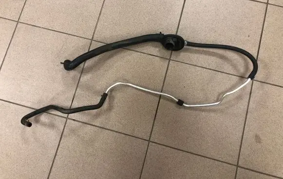 Engine coolant pipe/hose