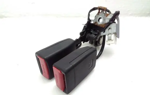 Middle seatbelt buckle (rear)