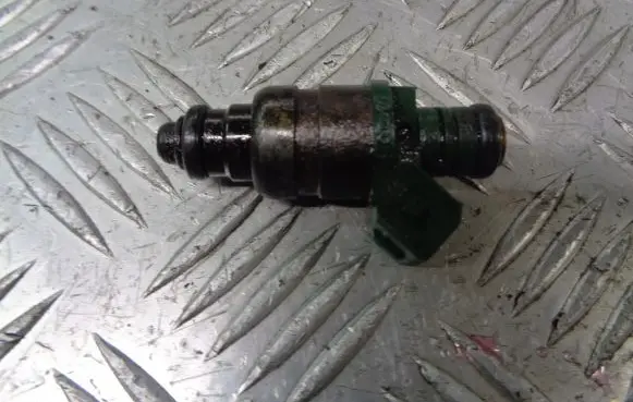 Skoda Octavia Mk1 (1U) Fuel injector 037906031AA
