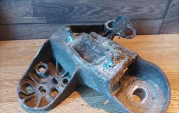 Audi A4 S4 B5 8D Engine mounting bracket