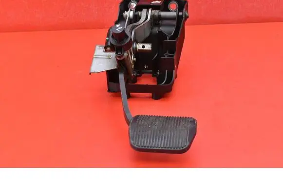 Accelerator throttle pedal