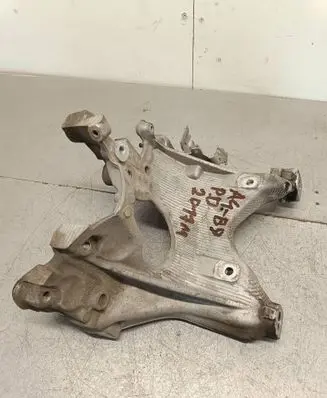 Engine mounting bracket