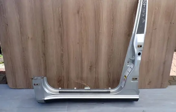 Toyota RAV 4 (XA20) Side skirt rear trim
