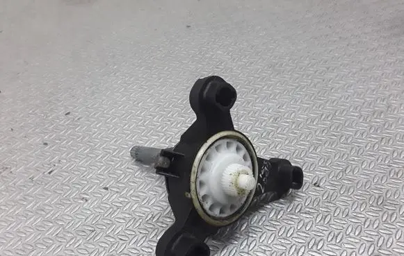 Rear door manual window regulator