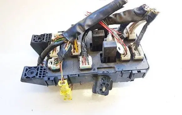 Toyota Avensis T220 Fuse box set 8264105011
