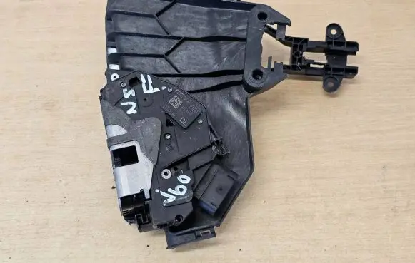 Volvo V60 Front door lock 31301738