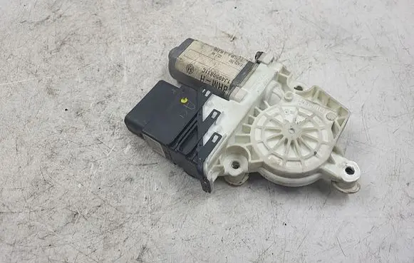 Volkswagen Golf IV Rear door window regulator motor 7746002302