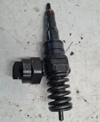 Volkswagen PASSAT B5 Fuel injector 0414720007 038130073F