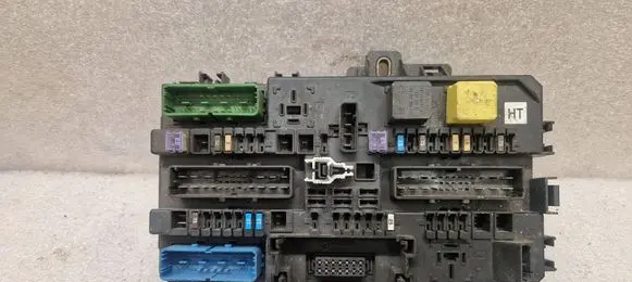 Opel Zafira B Fuse module 13222173 5DK00866933