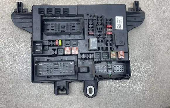 Opel Insignia A Fuse module 22737769
