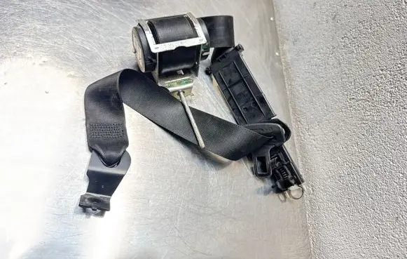 Opel Astra H Front seatbelt 13181192