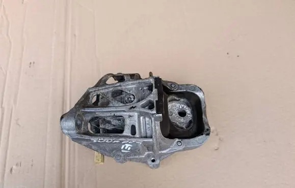 Volkswagen Touareg III Engine mount bracket 4M0199371FF