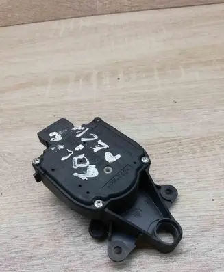 Volkswagen PASSAT B5.5 Air flap motor/actuator 1J0907511