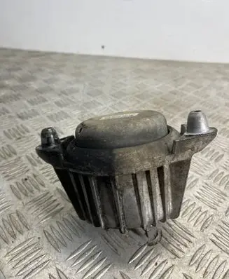 Engine mount bracket
