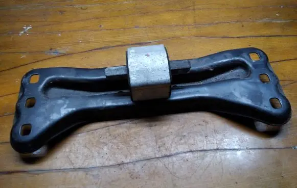 Mercedes-Benz E AMG W212 Engine mount bracket A2122422201