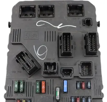 Peugeot 206 Fuse module 9650584780 S118085120B E0300