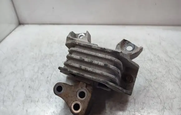 Engine mount bracket