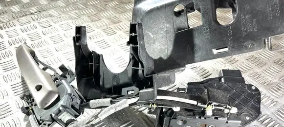Volvo XC60 Front door lock 30799301 31301170
