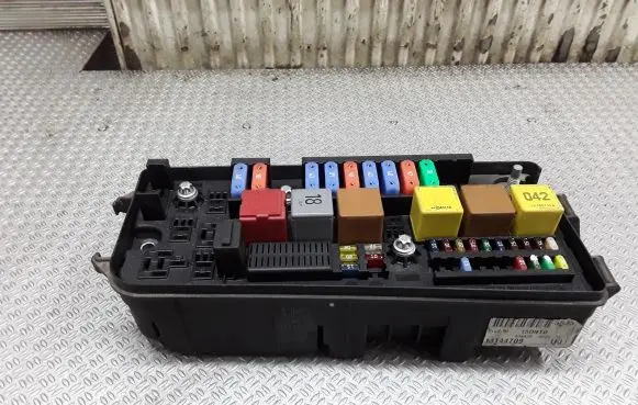 Opel Signum Fuse module 13144709