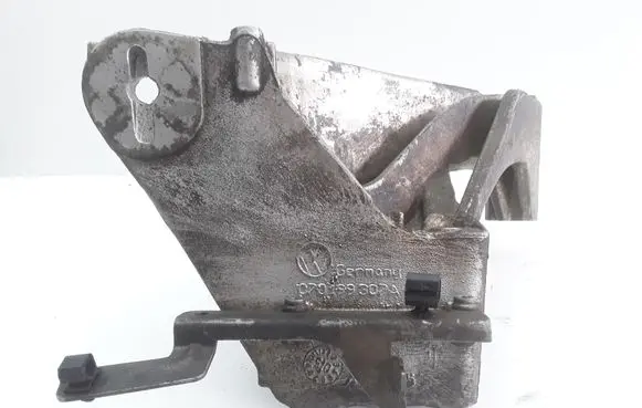 Volkswagen Touareg I Engine mounting bracket 070199307A