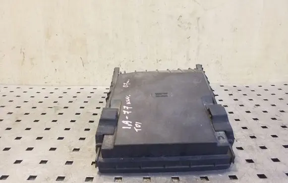 Volkswagen Touran I Fuse box cover 017180061 1K0937132F 014189871