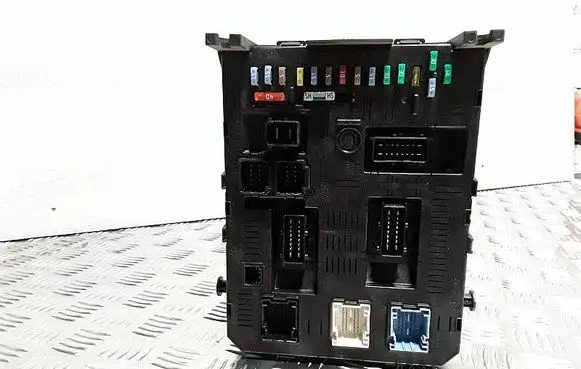 Citroen C4 Grand Picasso Fuse module 9663510180