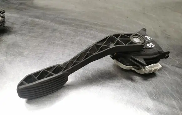 Volvo XC70 Accelerator throttle pedal 30636005