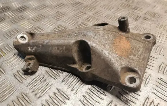 BMW 1 E81 E87 Engine mounting bracket 6760307