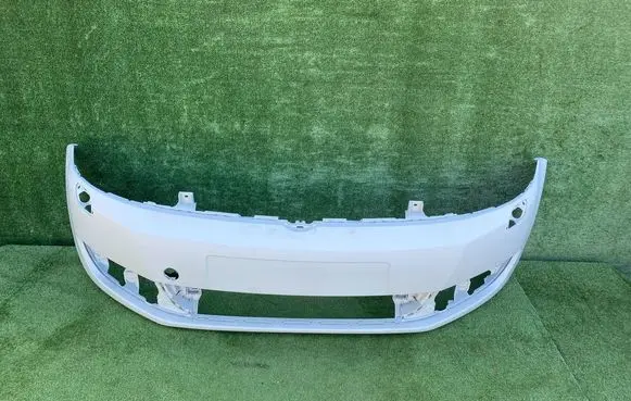 Volkswagen Golf Plus Front bumper 5M0807221N