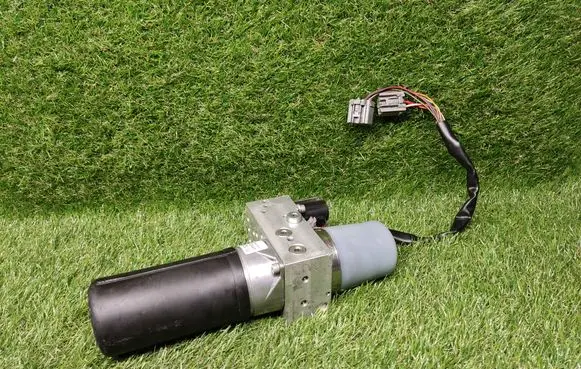 Ford Focus Tailgate hydraulic pump motor DAI1106663 0AS9410454