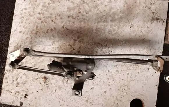 Volkswagen PASSAT B4 Front wiper linkage 