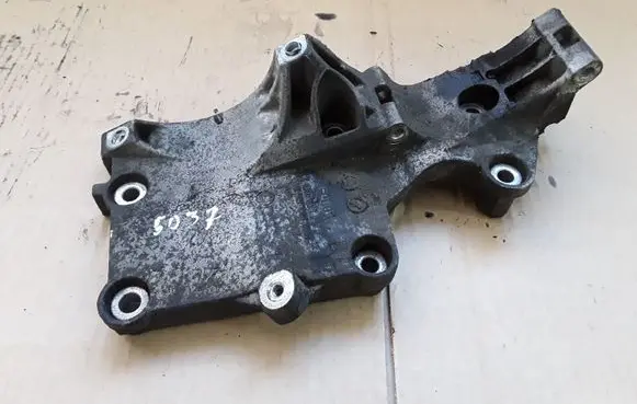 Volkswagen PASSAT B6 Generator/alternator bracket 03G903143F