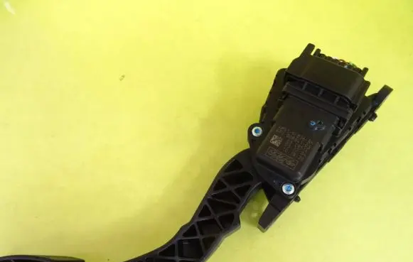 Ford Focus Accelerator throttle pedal 4M51-9F836-BH 4M519F836BH