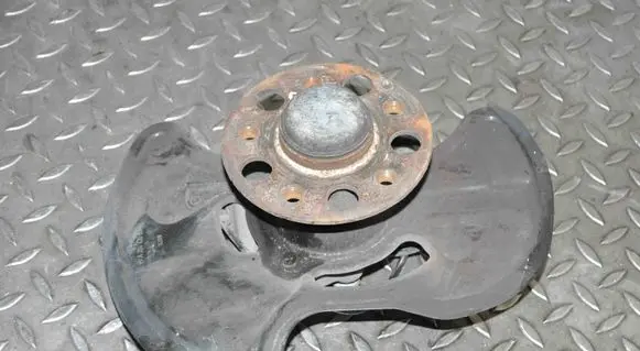 Mercedes-Benz E C207 W207 Front wheel hub
