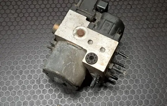 Volkswagen PASSAT B5 ABS Pump 0273004282 8E0614111AD