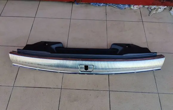Trunk/boot sill cover protection