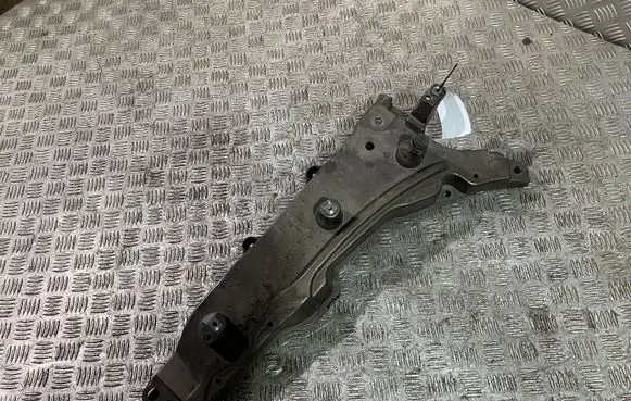 Volvo XC90 Fender mounting bracket 31391777