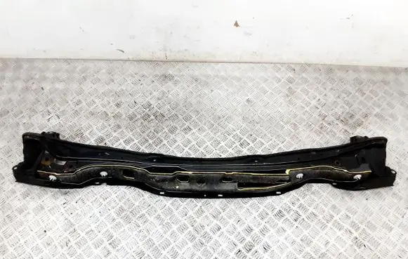 Toyota RAV 4 (XA40) Wiper trim