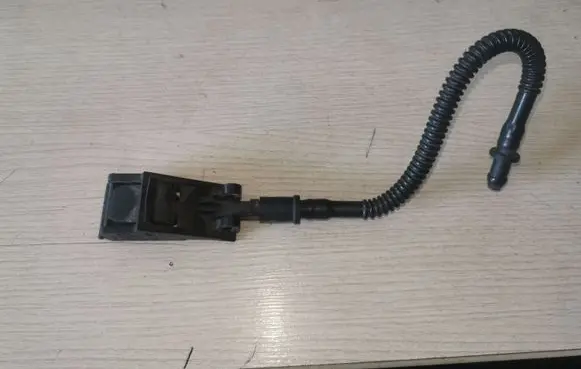 Volkswagen Touareg I Windshield washer spray nozzle 
