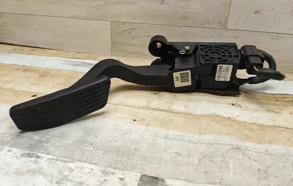 Hyundai Tucson JM Accelerator throttle pedal 327262E300