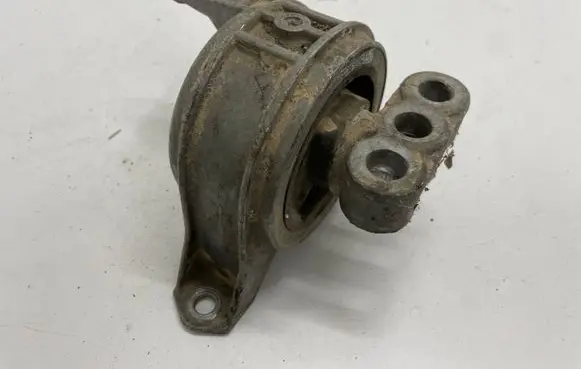 Opel Zafira B Engine mount bracket