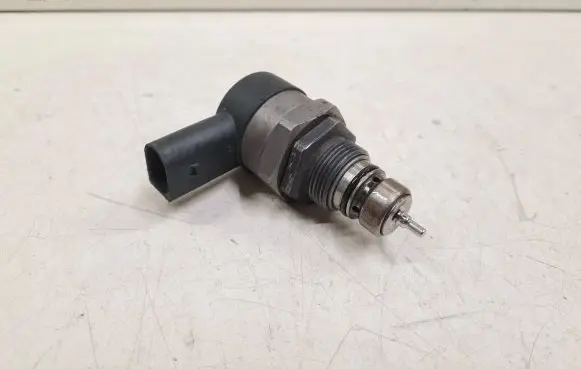 BMW 5 E60 E61 Fuel pressure regulator 0281002481