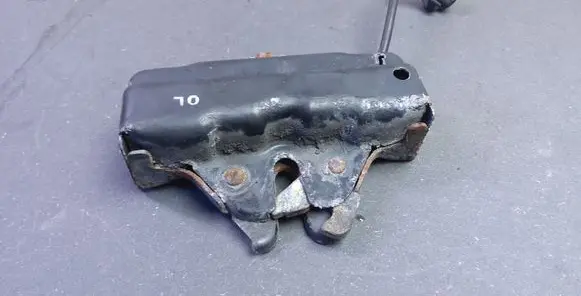 Lexus IS 220D-250-350 Engine bonnet/hood lock/catch