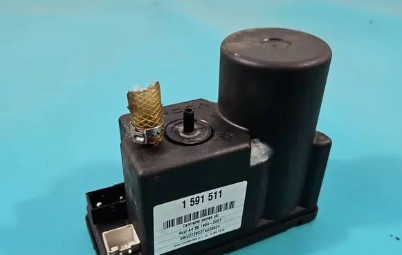 Audi A4 S4 B5 8D Central locking vacuum pump 4A0862257A IMPRK1591511