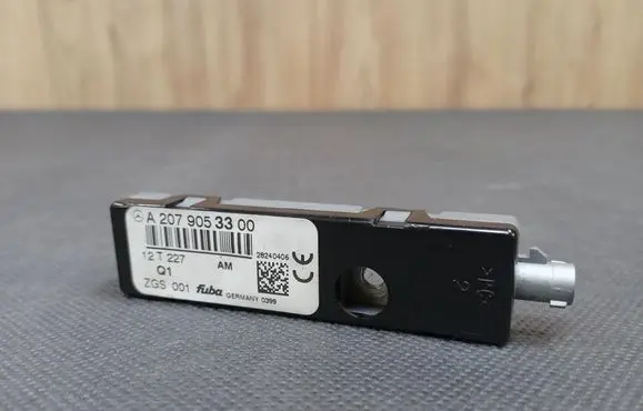 Mercedes-Benz E A207 Aerial antenna amplifier 2079053300 A2079053300