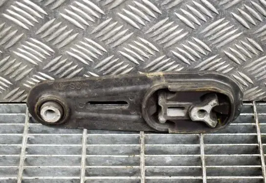 Nissan Juke I F15 Engine mount bracket